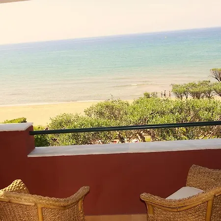 Beachfront And Villas 公寓 *