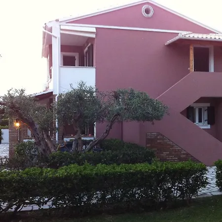 Beachfront And Villas 公寓 *
