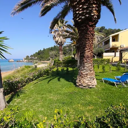 Beachfront And Villas 公寓 *